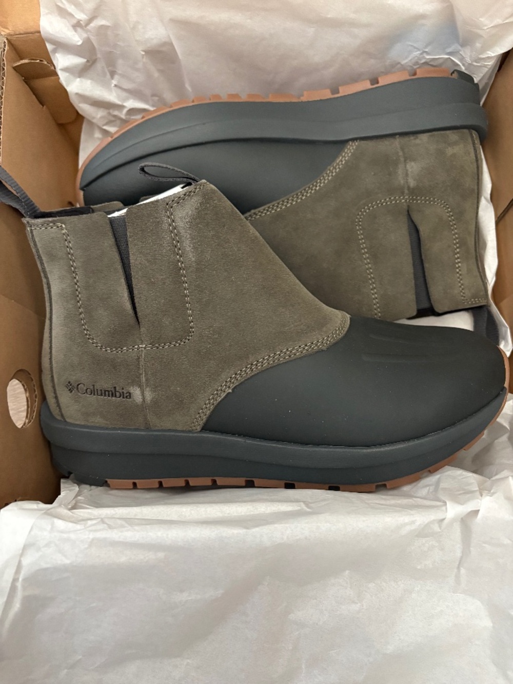 Women’s 8.5 Columbia Moritza Chelsea shield rain/snow boots